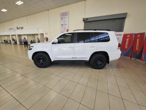 Toyota Land Cruiser 200 4.5D-4D V8 VX-R - Image 24