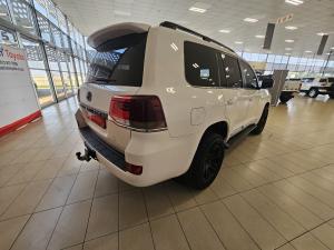 Toyota Land Cruiser 200 4.5D-4D V8 VX-R - Image 2