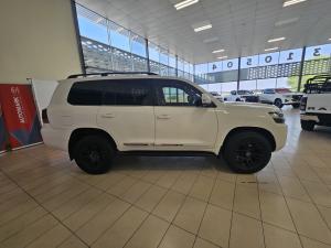 Toyota Land Cruiser 200 4.5D-4D V8 VX-R - Image 3