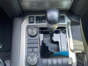 Toyota Land Cruiser 200 4.5D-4D V8 VX-R - Image 11