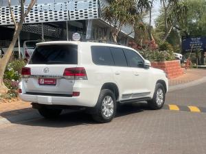 Toyota Land Cruiser 200 4.5D-4D V8 VX-R - Image 2