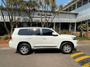 Toyota Land Cruiser 200 4.5D-4D V8 VX-R - Image 3