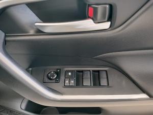 Toyota RAV4 2.0 GX auto - Image 32