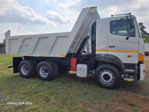 Hino Hino 700 SSC 2845AIR T/T Chassis Cab - Image 2