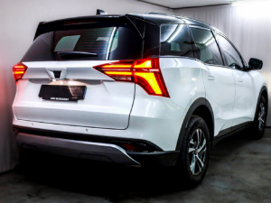 Mahindra XUV700 2.0T AX5 - Image 3