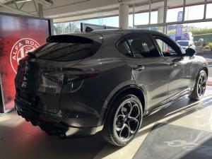 Alfa Romeo Stelvio 2.0T Veloce Q4 - Image 4