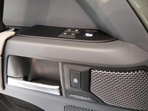 Land Rover Defender 90 D300 X-Dynamic HSE - Image 17