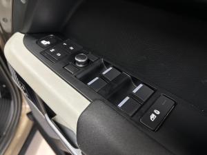 Land Rover Defender 110 D240 X-Dynamic SE - Image 11