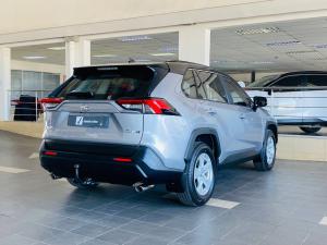 Toyota RAV4 2.0 GX auto - Image 2