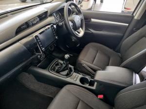 Toyota Hilux 2.4GD-6 double cab 4x4 Raider manual - Image 7