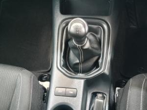 Toyota Hilux 2.4GD-6 double cab 4x4 Raider manual - Image 12