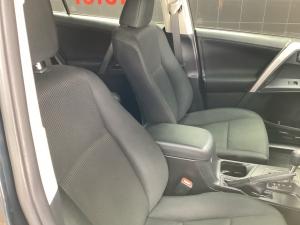 Toyota RAV4 2.0 GX auto - Image 17