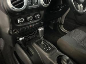 Jeep Wrangler Unlimited 3.6L Polar Edition - Image 13