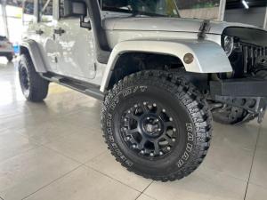 Jeep Wrangler Unlimited 3.6L Polar Edition - Image 4