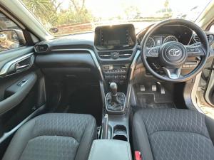 Toyota Urban Cruiser 1.5 XR manual - Image 6