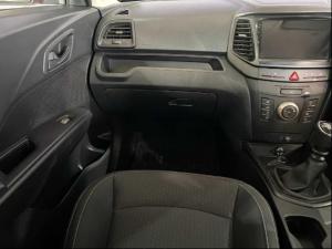 Mahindra XUV300 1.2T W4 SE - Image 8