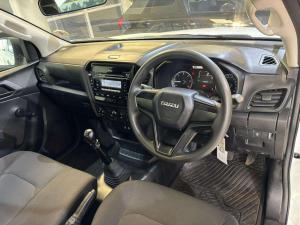 Isuzu D-Max 1.9TD single cab L manual - Image 10