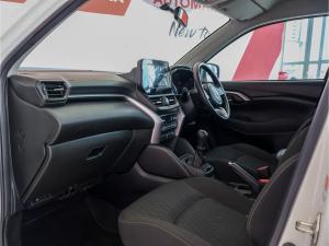 Toyota Urban Cruiser 1.5 XR manual - Image 7