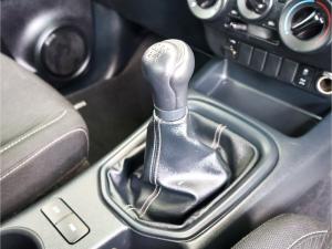 Toyota Hilux 2.4GD-6 double cab Raider manual - Image 9