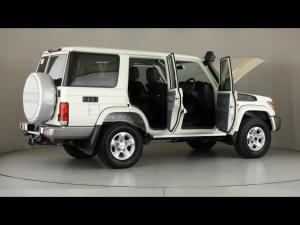 Toyota Land Cruiser 76 4.5D-4D V8 station wagon LX - Image 16