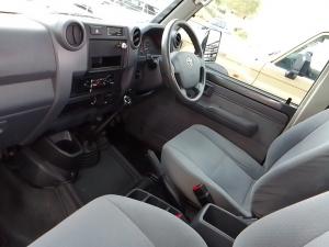 Toyota Land Cruiser 79 4.5D-4D LX V8 single cab - Image 7