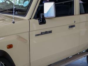 Toyota Land Cruiser 76 4.5D-4D V8 station wagon LX - Image 10