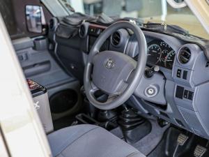 Toyota Land Cruiser 76 4.5D-4D V8 station wagon LX - Image 12