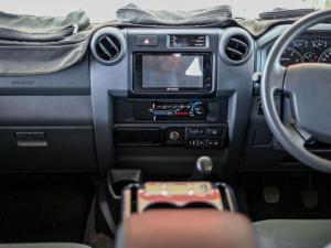 Toyota Land Cruiser 76 4.5D-4D V8 station wagon LX - Image 13