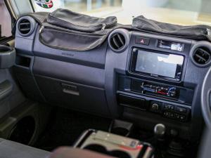 Toyota Land Cruiser 76 4.5D-4D V8 station wagon LX - Image 14
