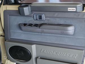 Toyota Land Cruiser 76 4.5D-4D V8 station wagon LX - Image 20