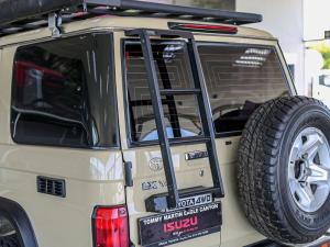 Toyota Land Cruiser 76 4.5D-4D V8 station wagon LX - Image 30