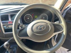 Hyundai H-100 Bakkie 2.6D chassis cab (aircon) - Image 11