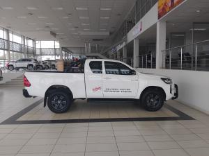 Toyota Hilux 2.4GD-6 Xtra cab Raider manual - Image 3