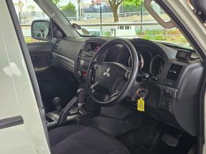 Mitsubishi Pajero 5-door 3.2DI-D GLX - Image 14
