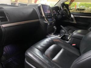 Toyota Land Cruiser 200 4.5D-4D V8 VX - Image 11