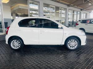 Toyota Etios hatch 1.5 Sprint - Image 8