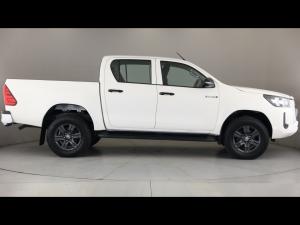 Toyota Hilux 2.4GD-6 double cab 4x4 Raider manual - Image 3
