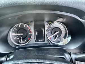 Toyota Hilux 2.4GD-6 double cab Raider manual - Image 9