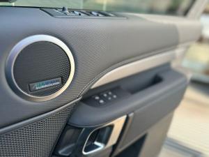 Land Rover Discovery D300 R-Dynamic HSE - Image 16
