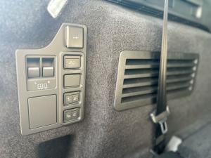 Land Rover Discovery D300 R-Dynamic HSE - Image 17
