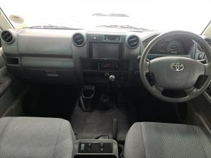 Toyota Land Cruiser 76 4.5D-4D V8 station wagon LX - Image 6
