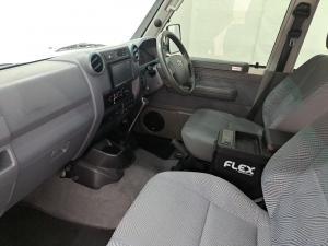 Toyota Land Cruiser 76 4.5D-4D V8 station wagon LX - Image 7