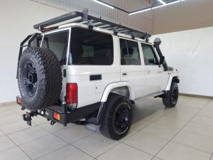 Toyota Land Cruiser 76 4.5D-4D V8 station wagon LX - Image 2
