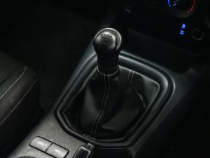 Toyota Hilux 2.4GD-6 double cab Raider manual - Image 6