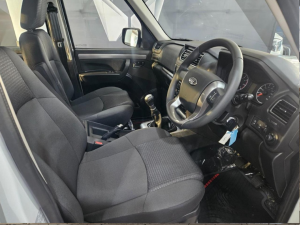 Mahindra Pik Up 2.2CRDe double cab S6 auto - Image 6