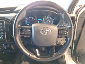 Toyota Hilux 2.8GD-6 double cab Legend manual - Image 8