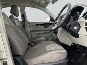 Mahindra KUV 100 1.2 K6+ - Image 17