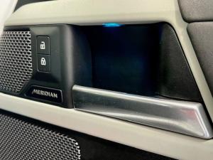 Land Rover Defender 110 D300 SE - Image 13