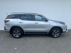 Toyota Fortuner 2.4GD-6 manual - Image 3
