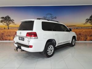Toyota Land Cruiser 200 4.5D-4D V8 VX-R - Image 2
